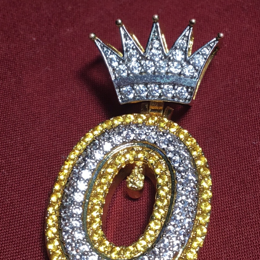 O 0 diamond pendant